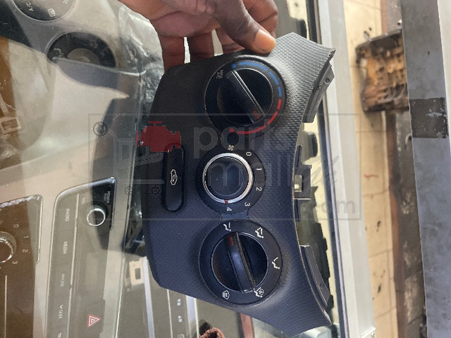 Hyundai Accent AC controls