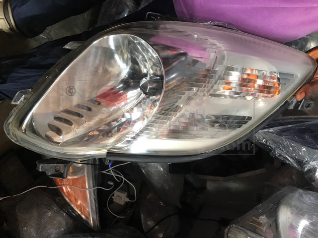 2006 Toyota Vitz Headlight