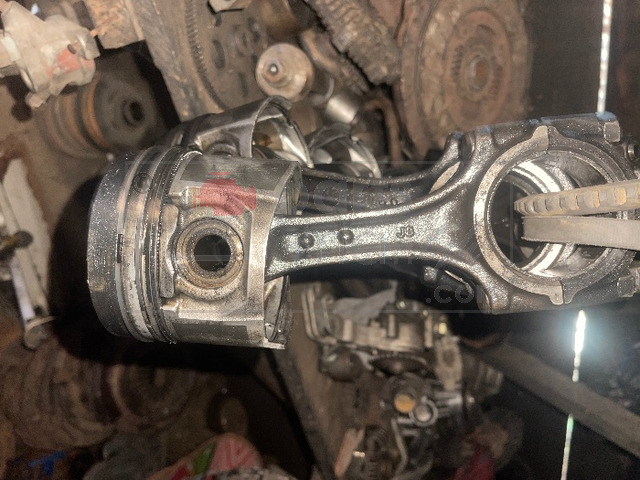 Piston and connecting rod assembly